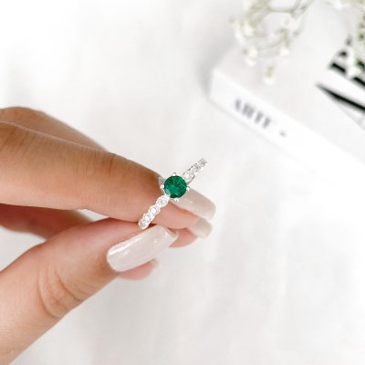 Anel Solitário Cravejado Zircônia Verde Esmeralda