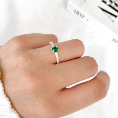 Anel Solitário Cravejado Zircônia Verde Esmeralda