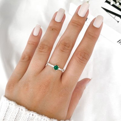 Anel Solitário Cravejado Zircônia Verde Esmeralda