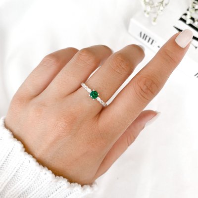 Anel Solitário Cravejado Zircônia Verde Esmeralda