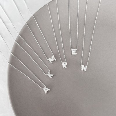 colar letra cravejada 12