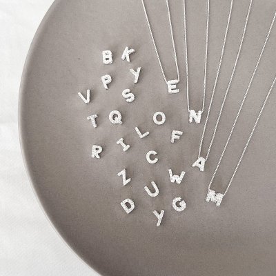 colar letra cravejada 13